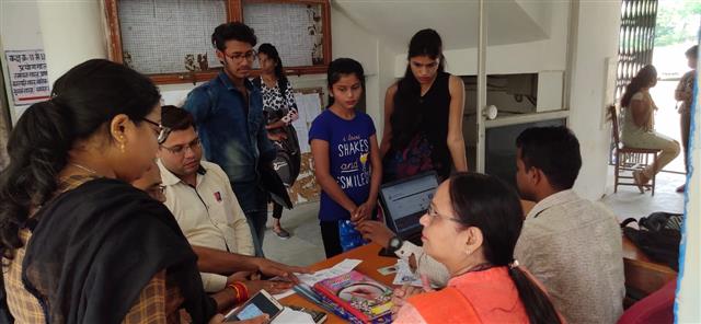 शासकीय विवेकानंद स्नातकोत्तर महाविद्यालय मनेंद्रगढ़ में आयोजित निबंध प्रतियोगिता में भाग लेते विद्यार्थी गण